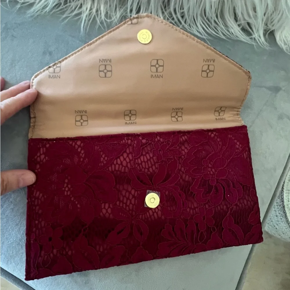 Giftable 🌟❤️ NWOT IMAN Burgundy Lace Clutch